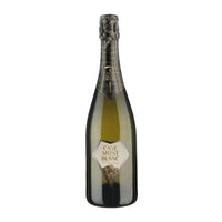 Botella de vino espumoso, cuerpo esbelto de vidrio verde, etiqueta dorada con la inscripción "CAVE MONT BLANC".