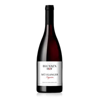 Botella de vino tinto de forma afilada, etiqueta blanca con inscripciones negras y rojas, fondo negro.