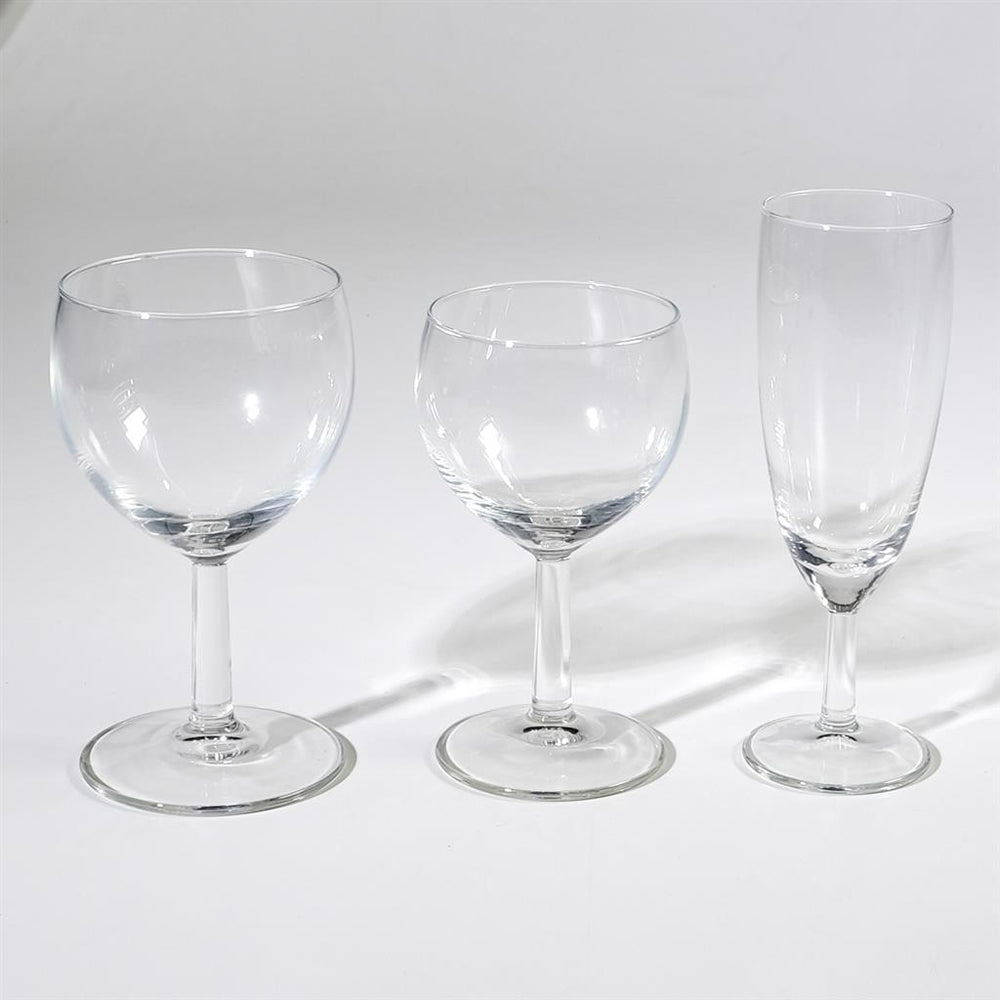 Trois calices en verre transparent de formes et tailles différentes sur fond blanc.