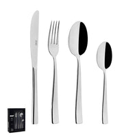 Set di posate in acciaio inox lucido, composto da coltello, forchetta e due cucchiai, su sfondo bianco con confezione nera visibile.