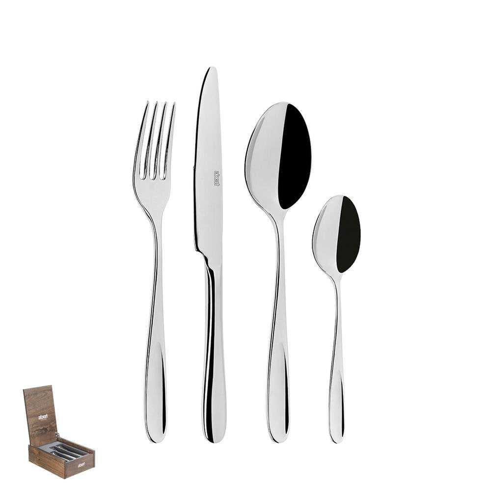 Set di posate in acciaio inox lucido, composto da un coltello, una forchetta e due cucchiai, con una scatola di legno sullo sfondo.