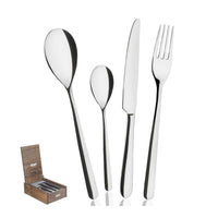 Set di posate in acciaio lucido, composto da un cucchiaio grande, un cucchiaino, un coltello e una forchetta, insieme a una scatola in legno.