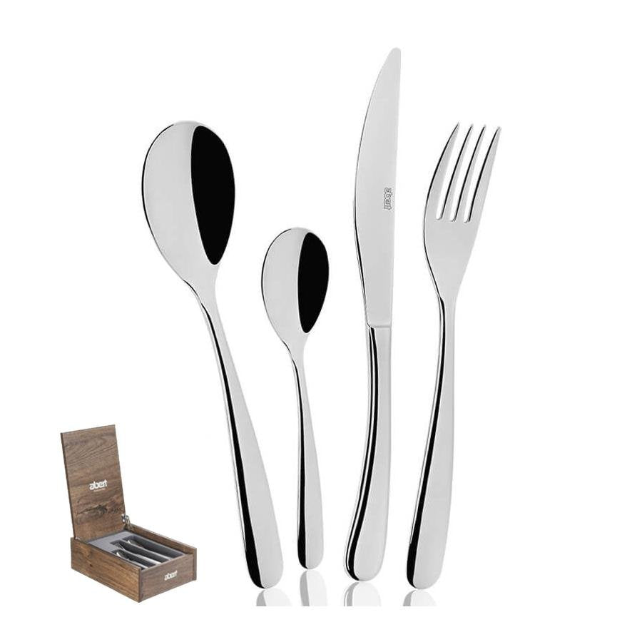 Set di posate in acciaio inox lucido, composto da cucchiaio, cucchiaino, forchetta e coltello, accanto a una scatola di legno.