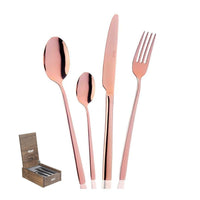 Set di posate in acciaio inossidabile color rame, composto da cucchiaio, cucchiaino, coltello e forchetta, presentato in una scatola di legno.