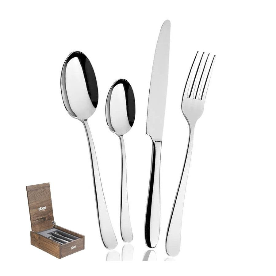 Set di posate in acciaio inox lucido composto da cucchiaio, cucchiaino, coltello e forchetta, accanto a una scatola di legno.