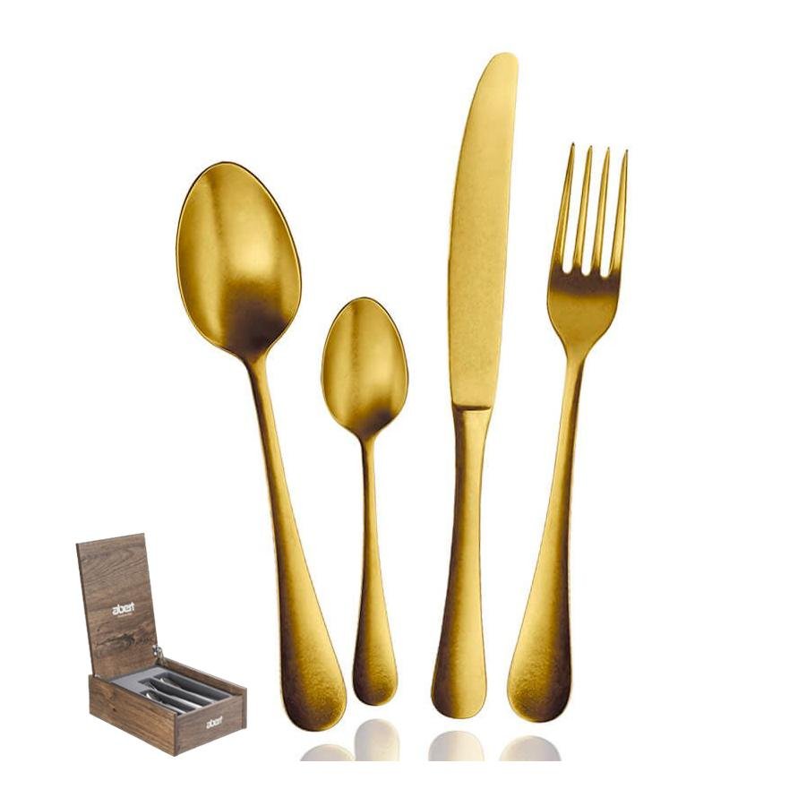 Set de couverts dorés composé d'une cuillère, d'une petite cuillère, d'une fourchette et d'un couteau, accompagné d'une boîte en bois.