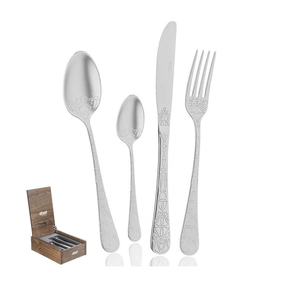 Set di posate in acciaio inox lucido con decorazioni eleganti, comprendente un coltello, una forchetta, un cucchiaio grande e uno piccolo, presentato