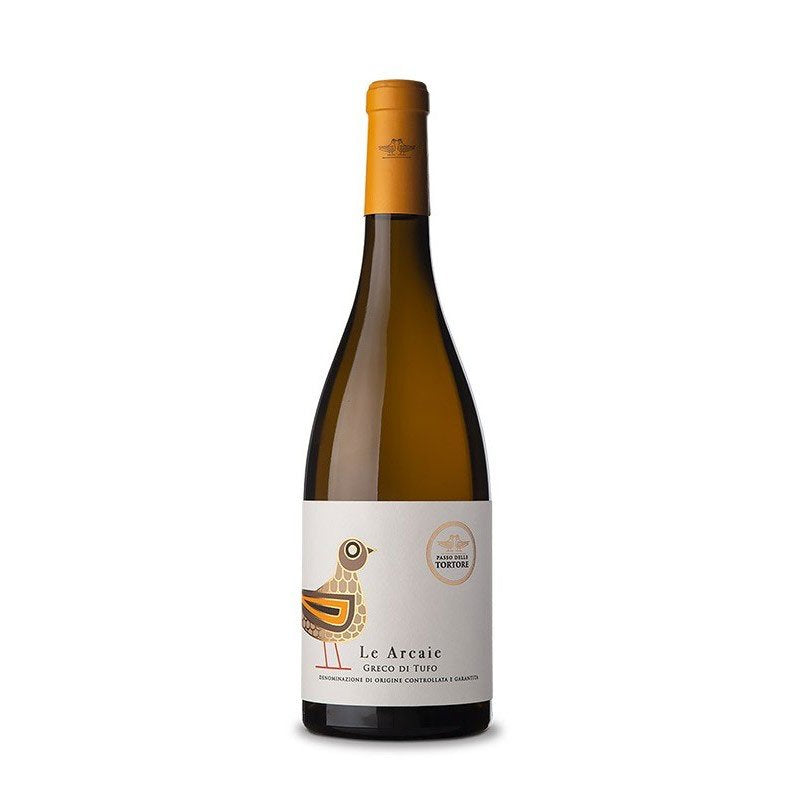 Bottiglia di vino bianco con etichetta illustrata, colore dorato, tappo arancio, ambientazione neutra.