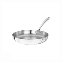 Padella rotonda in acciaio inox lucido con manico lungo curvo, priva di coperchio e decorazioni, su sfondo bianco.