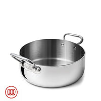 Casserole basse ronde en acier inoxydable poli avec deux poignées latérales, fond épais, fond blanc, symbole rouge en bas à gauche.