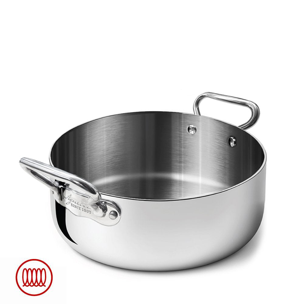 Casserole basse ronde en acier inoxydable poli avec double manche en acier fixé par vis, fond blanc, symbole rouge en bas à gauche