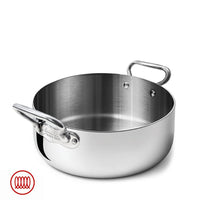 Casserole basse ronde en acier inoxydable poli avec double manche en acier fixé par vis, fond blanc, symbole rouge en bas à gauche