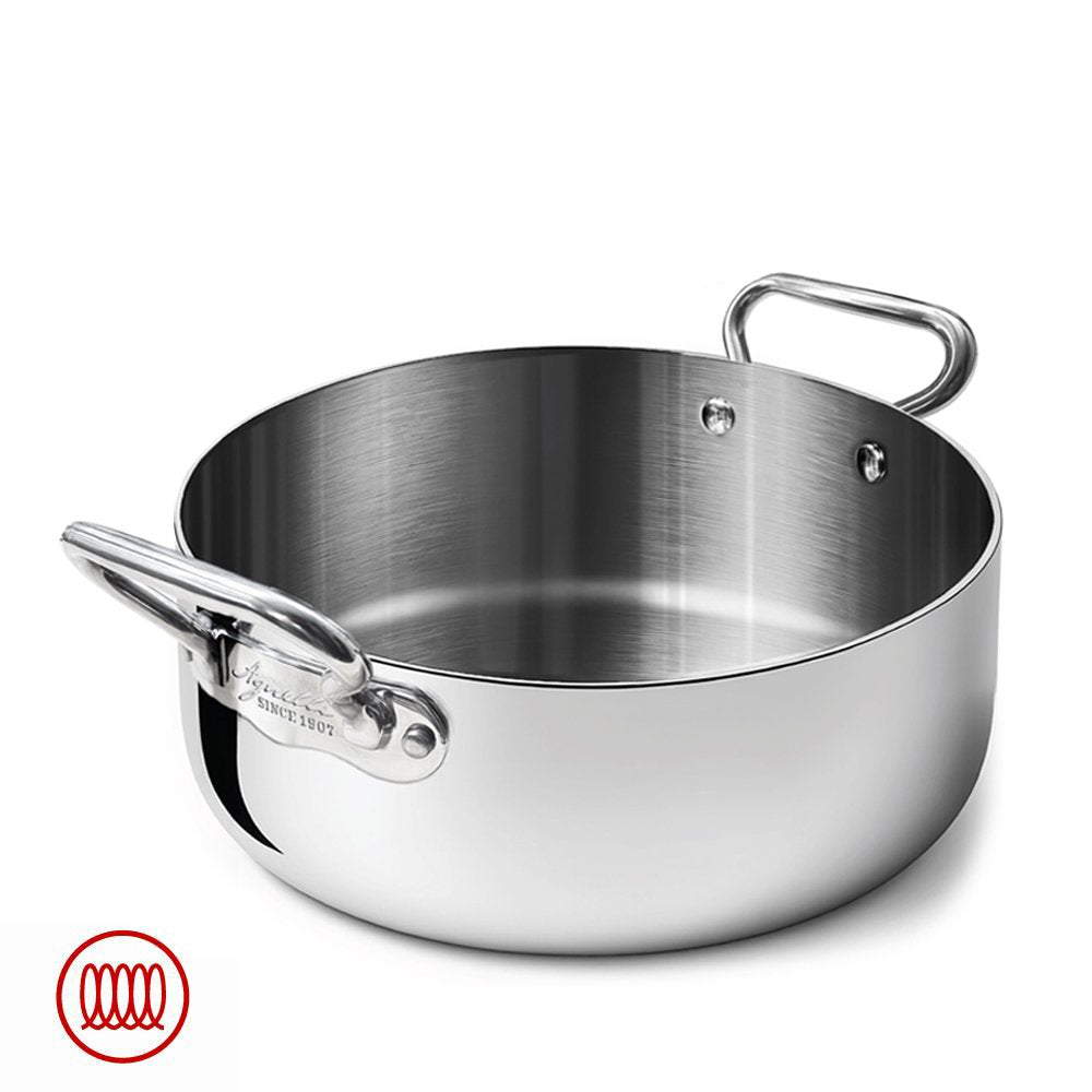 Casserole en acier inoxydable brillante avec deux courtes anses ovales, logo Aga sur la poignée, fond blanc, symbole en spirale rouge en bas à gauche