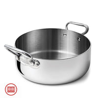 Casserole basse ronde en acier inox poli avec double poignée tubulaire soudée, intérieur satiné, fond blanc.