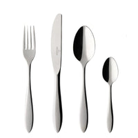 Set di posate in acciaio inox lucido composto da forchetta, coltello, cucchiaio grande e cucchiaino, sfondo bianco.