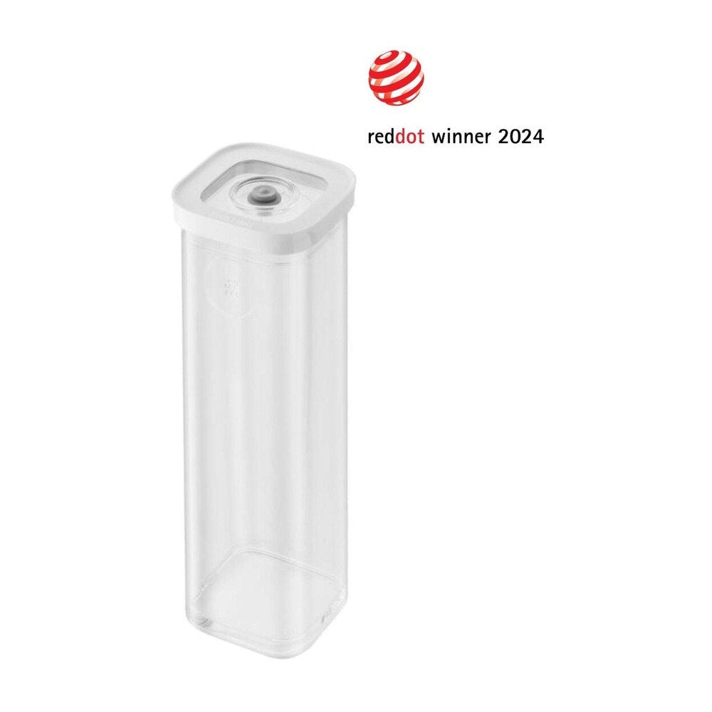 Contenedor transparente rectangular con tapón blanco, estructura de plástico, sobre fondo blanco. Logo Red Dot Winner 2024 presente.