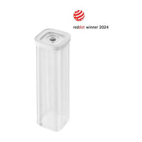 Contenedor transparente rectangular con tapón blanco, estructura de plástico, sobre fondo blanco. Logo Red Dot Winner 2024 presente.
