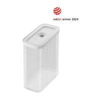Contenedor transparente y rectangular con tapa blanca y tapón central. Logo "red dot winner 2024" visible arriba a la derecha.