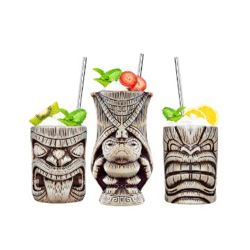 Tre bicchieri tiki bianchi con decori marroni, contenenti cocktail decorati con frutta e menta, su sfondo