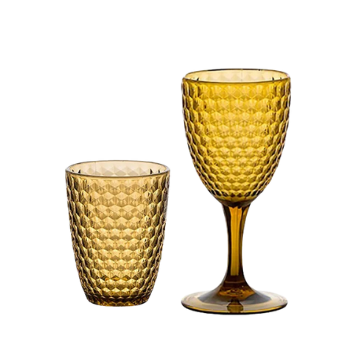 Bicchiere da acqua e calice da vino in vetro giallo trasparente con motivo esagonale.
