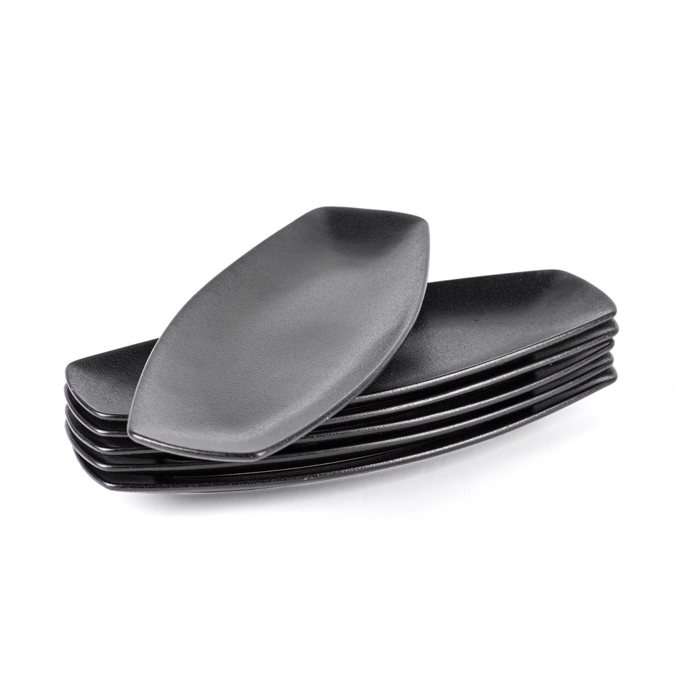 Set d'assiettes ovales noires en céramique, empilées soigneusement ; l'assiette supérieure est inclinée par rapport aux autres.