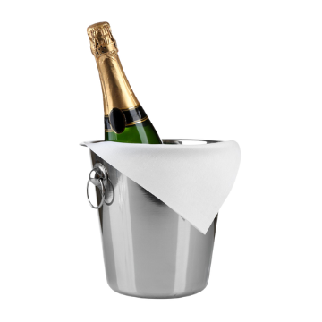 Bottiglia di champagne verde con tappo dorato in secchiello d'acciaio con tovagliolo bianco.