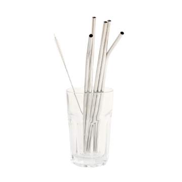 Contenitore trasparente con cannucce e un agitatore metallici, su sfondo bianco.