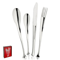 Set posate acciaio lucido composto da cucchiaio, cucchiaino, coltello e forchetta con manico allargato e punta quadrata, sfondo bianco.