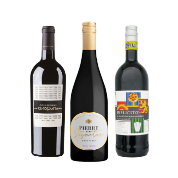 tre bottiglie di vino rosso con etichette colorate e varie scritte, su sfondo bianco