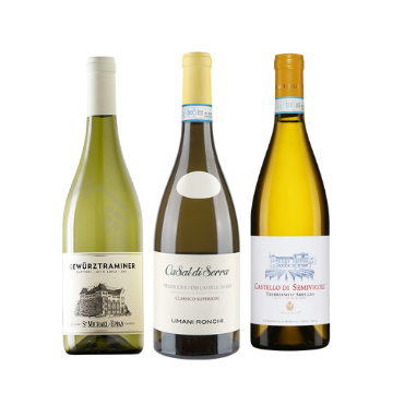 Tre bottiglie di vino bianco con etichette bianche, tappi a vite, sfondo neutro trasparente.