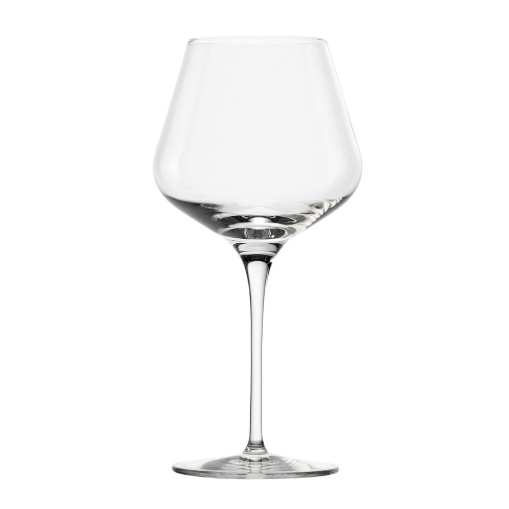 transparent Weinglas aus Glas mit weite Schale und lungo dünner Stiel auf weißem Hintergrund