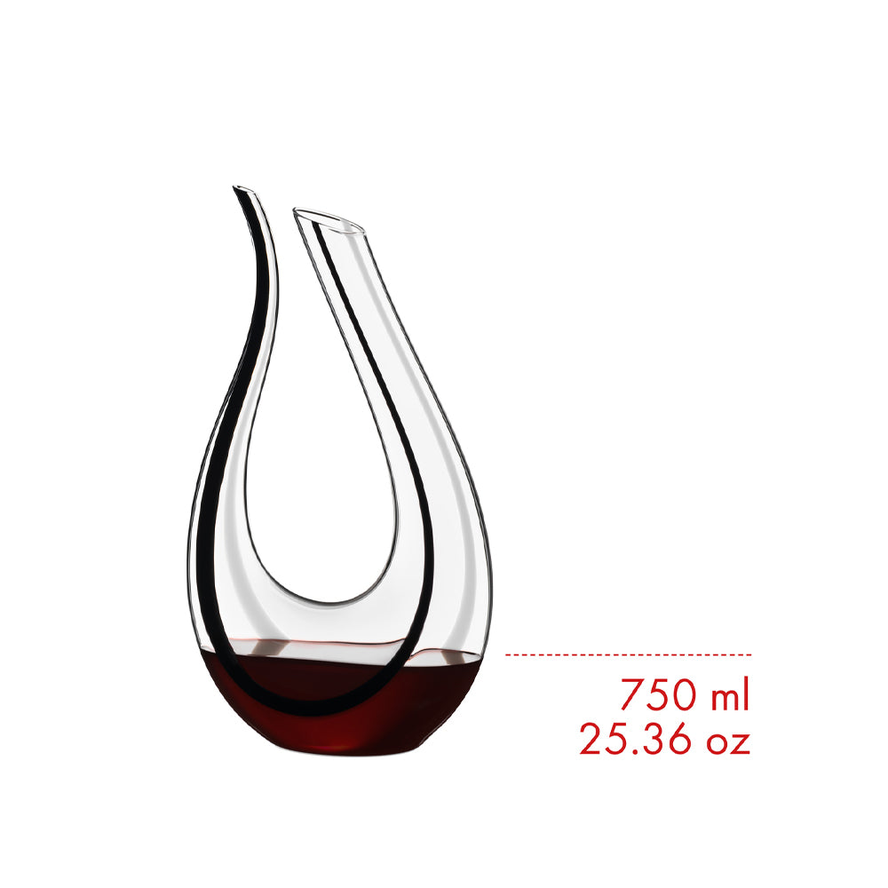Carafe annulaire en verre de 750 ml avec vin rouge.