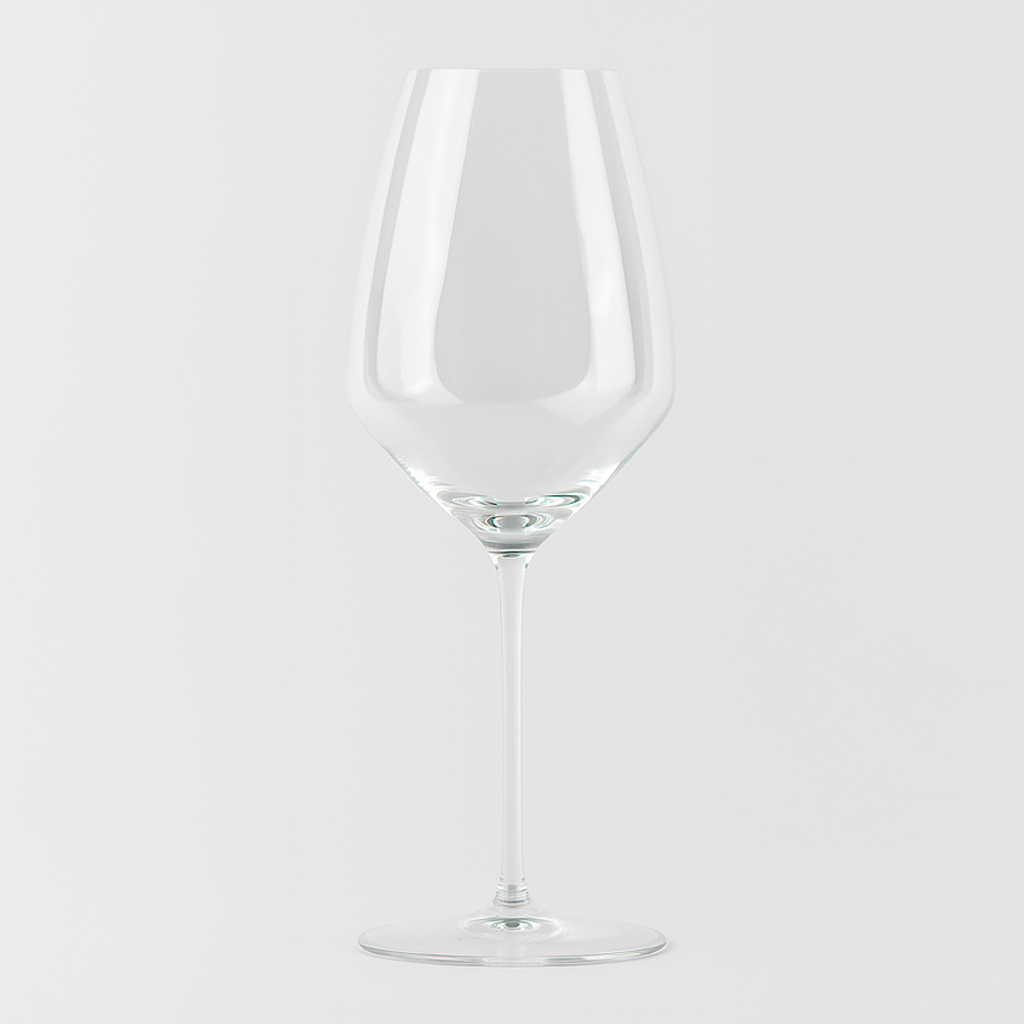 Verre à vin transparent en verre à longue tige et base ronde, sur fond gris clair uniforme.