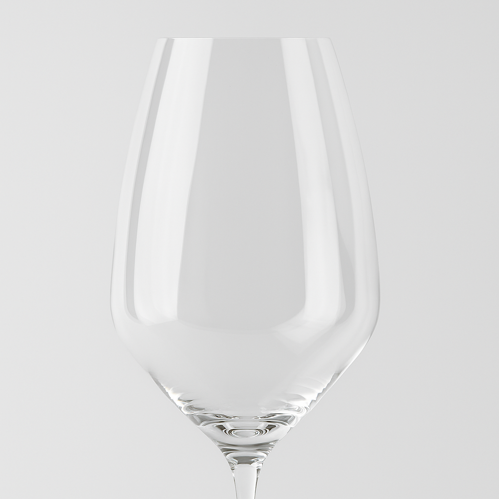 Transparent verre à vin en verre avec forma elegante et ampia, sur uniform fsurd blanc.