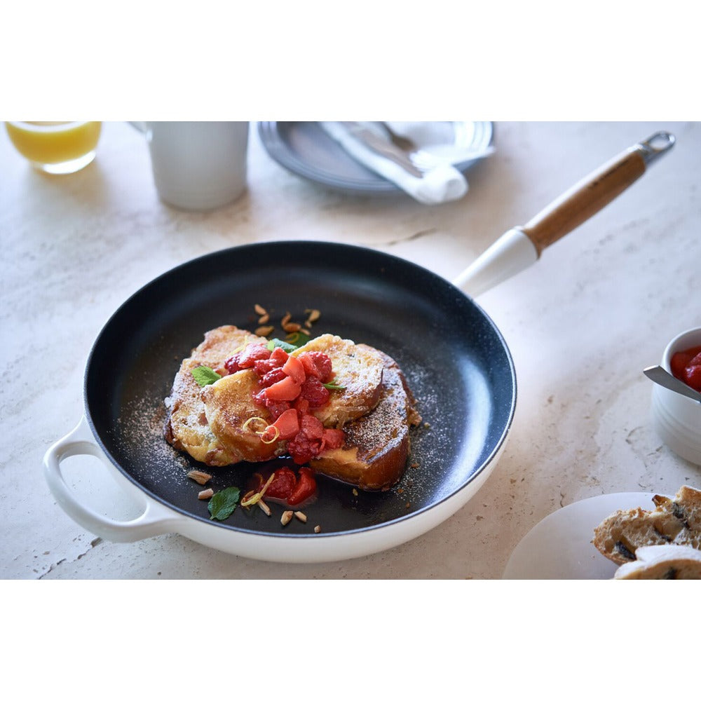 28 cm - Le Creuset Evolution shallow pan in vitrified cast iron with wooden handle