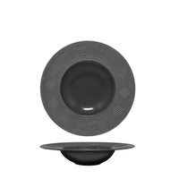 piatto fondo tondo nero opaco con bordo largo decorato con motivi geometrici in rilievo grigio scuro, materiale ceramica, sfondo bianco
