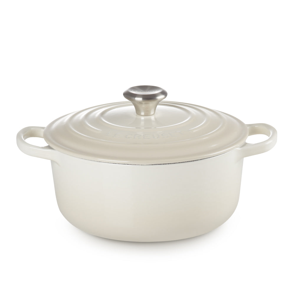 Casseruola ovale in ceramica bianca con coperchio e manici, finitura liscia e lucida. Presenta un pomello metallico.