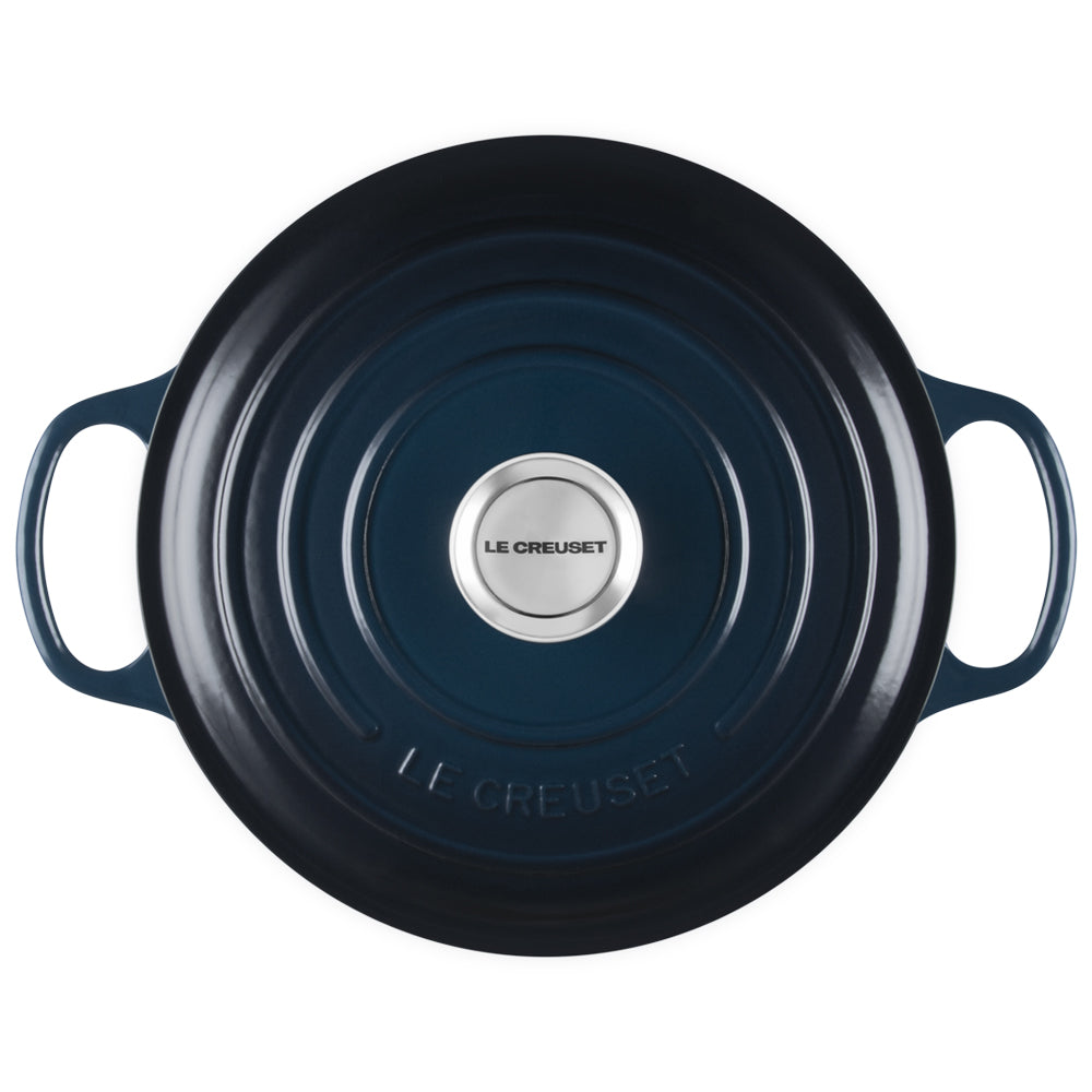 rond donkerblauw geëmailleerd gietijzeren deksel met twee zijhandvatten, centrale stalen knop met Le Creuset opschrift, bovenaanzicht