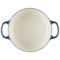 Witte ronde geëmailleerde pan met grijze rand en twee donkerblauwe handgrepen op witte achtergrond.