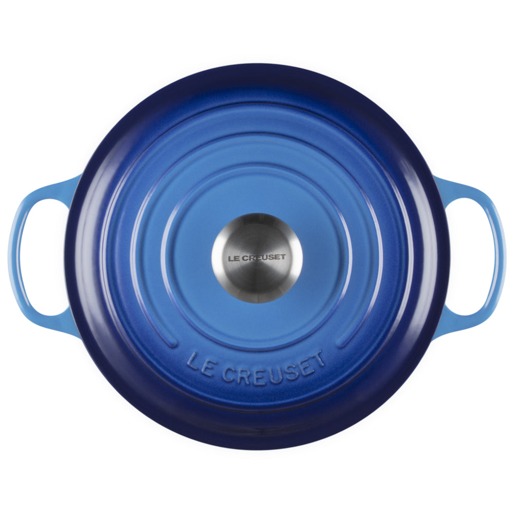 rond lichtblauw-donkerblauw geëmailleerd gietijzeren deksel met zijhandvatten en stalen knop met Le Creuset opschrift in het midden