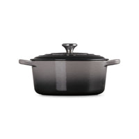 ovaal braadpan in colore donkergrijs, met deksel en zijhandgrepen. Materiale apparentemente metalen.