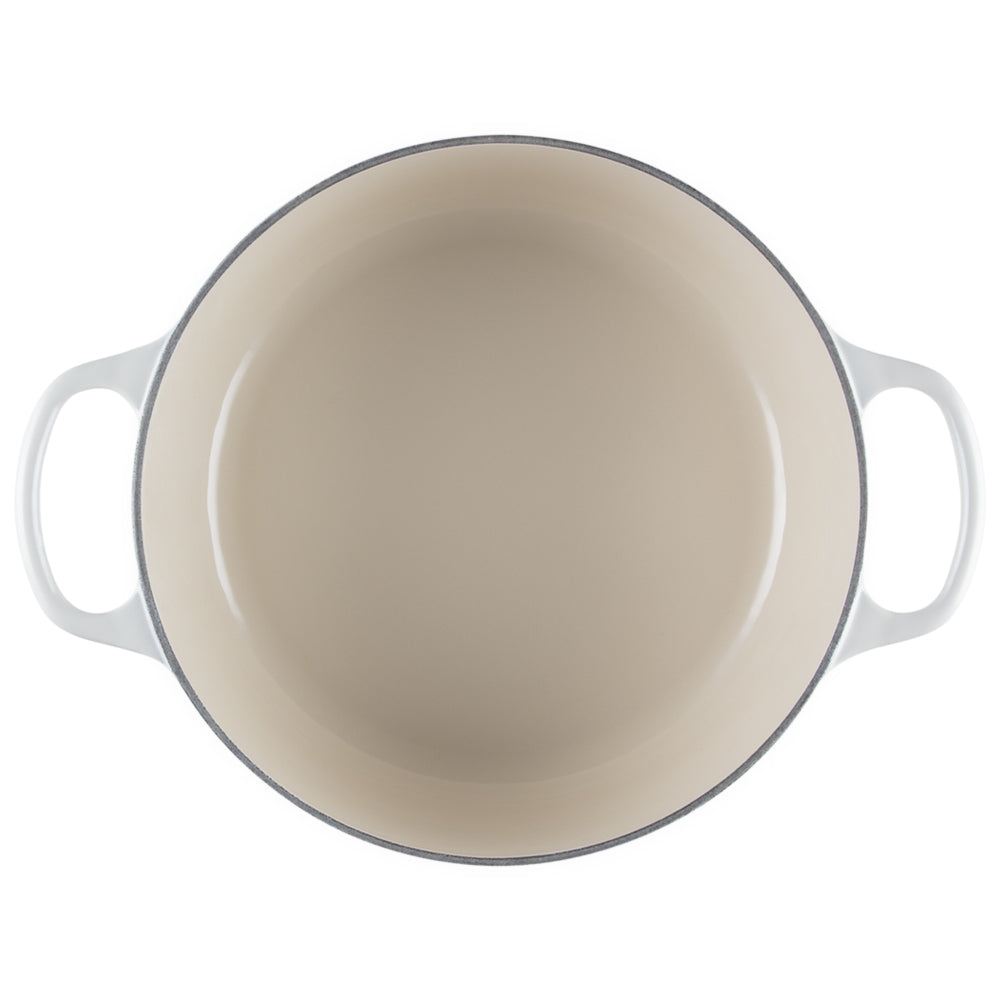 Witte ronde geëmailleerde pan met glanzend beige interieur, twee handgrepen en grijze rand, bovenaanzicht op witte achtergrond