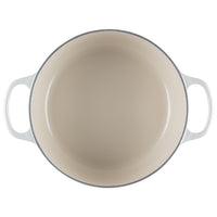 Witte ronde geëmailleerde pan met glanzend beige interieur, twee handgrepen en grijze rand, bovenaanzicht op witte achtergrond