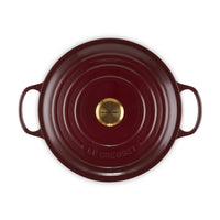 Ronde braadpan van bordeauxkleur met handgrepen, materiale ceramico geëmailleerd en logo dorato al centro.