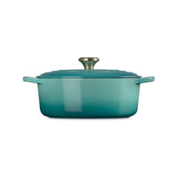 Casserole carrée en céramique couleur turquoise avec couvercle et poignée dorée. fond liscio et surface légèrement mate.