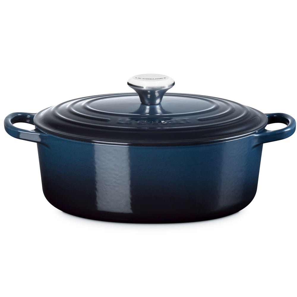 Casserole émaillée de un bleu foncé avec couvercle, anses latérales et finition brillante.