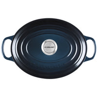 couvercle ovale en céramique ou émail bleu foncé avec deux poignées latérales et pomme métallique centrale avec inscription Le Creuset