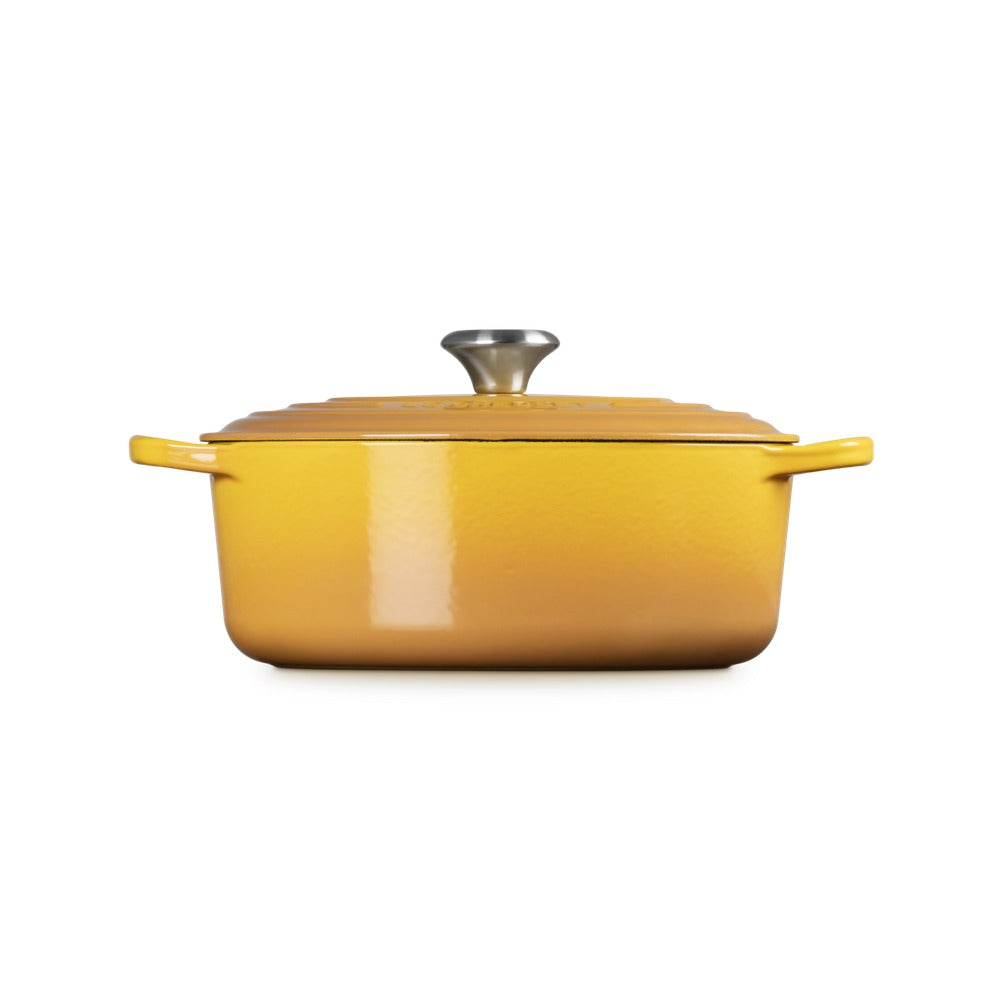 Casserole carrée de couleur jaune avec couvercle et poignée métallique, surface lisse et brillante.