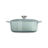 Casserole carrée en fonte de couleur vert clair, avec couvercle et poignée centrale en métal lucido.