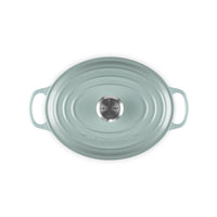 Casserole ovale color vert clair avec anses, dotée de un couvercle en acier inox centrale, marca LE CREUSET.